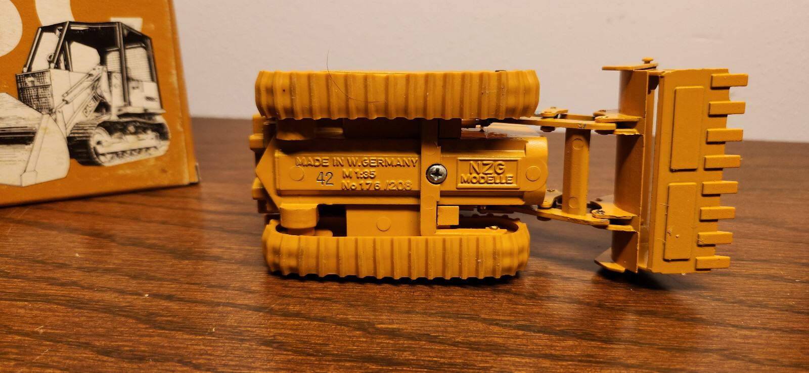 NZG Case 855C Loader 1:35 w/box