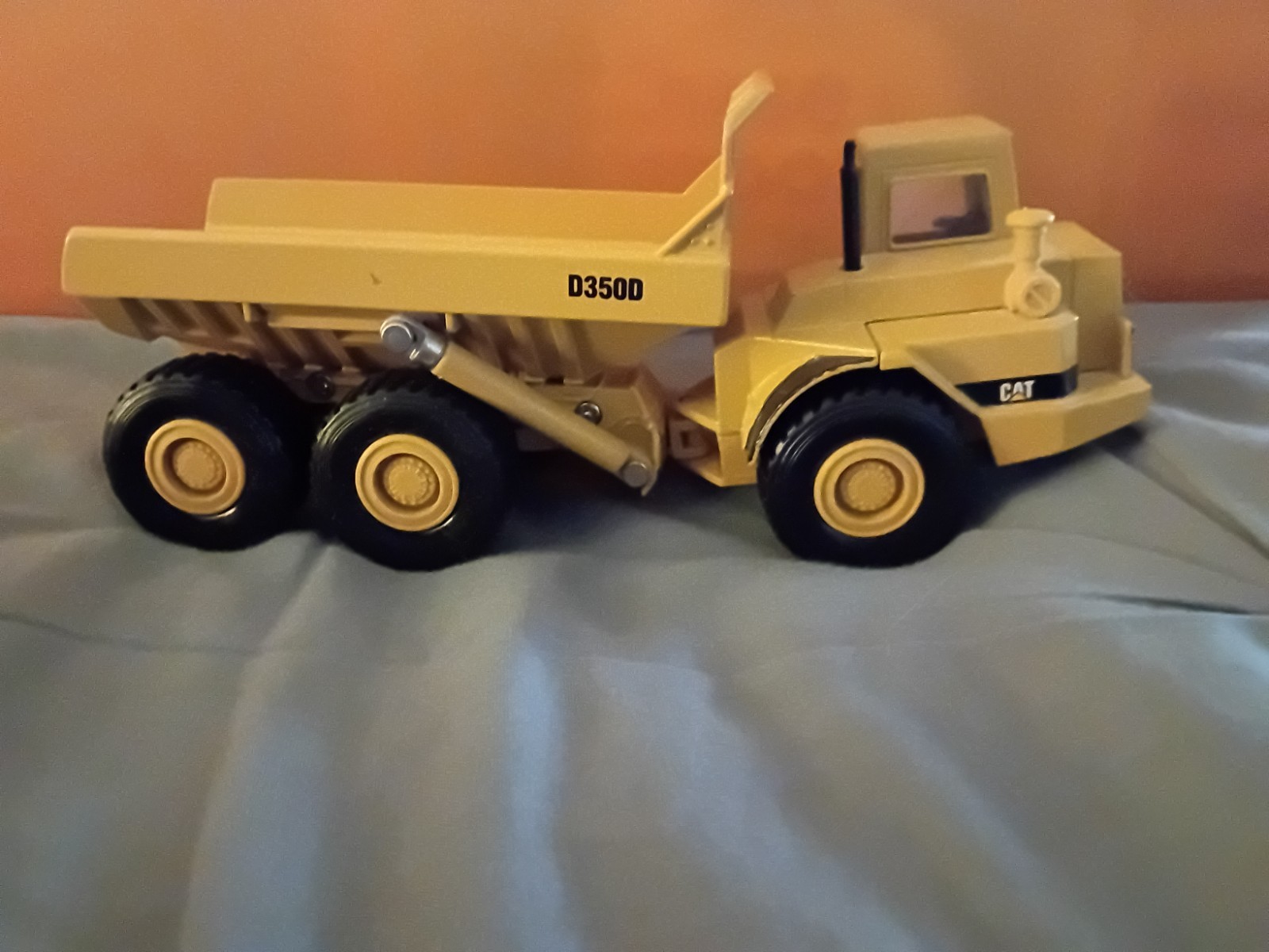 Ertl Caterpillar D350D Articulated Dump Truck
