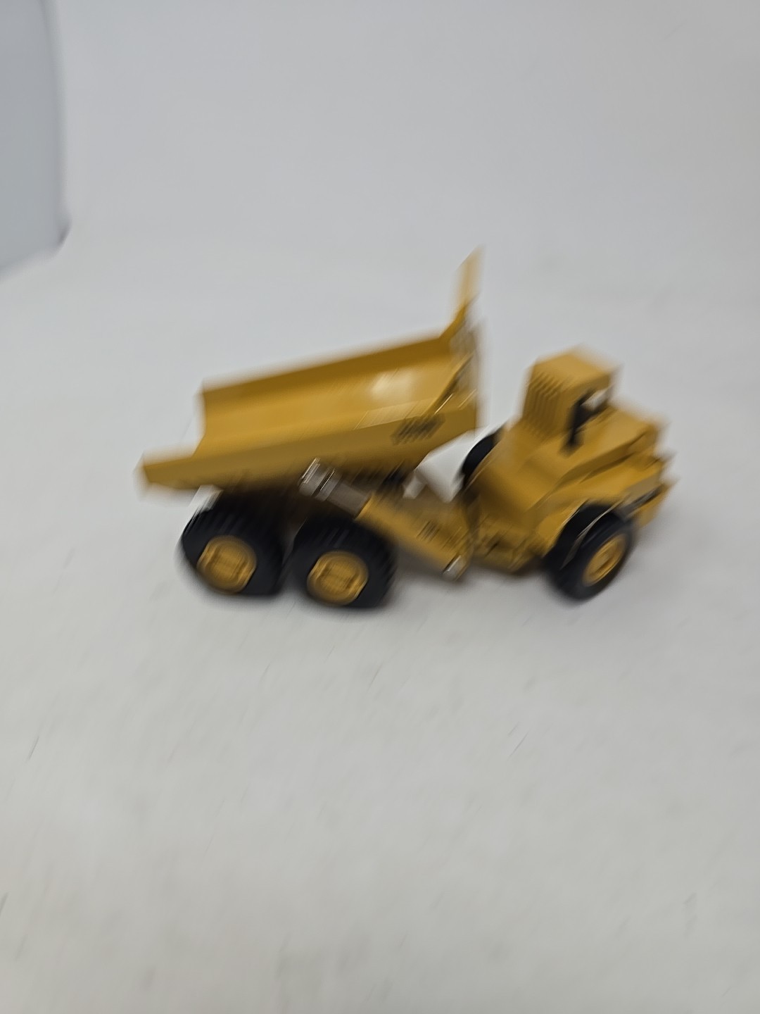 ERTL Die-Cast CAT Caterpillar D350D Articulated Dump Truck 1/50 Scale