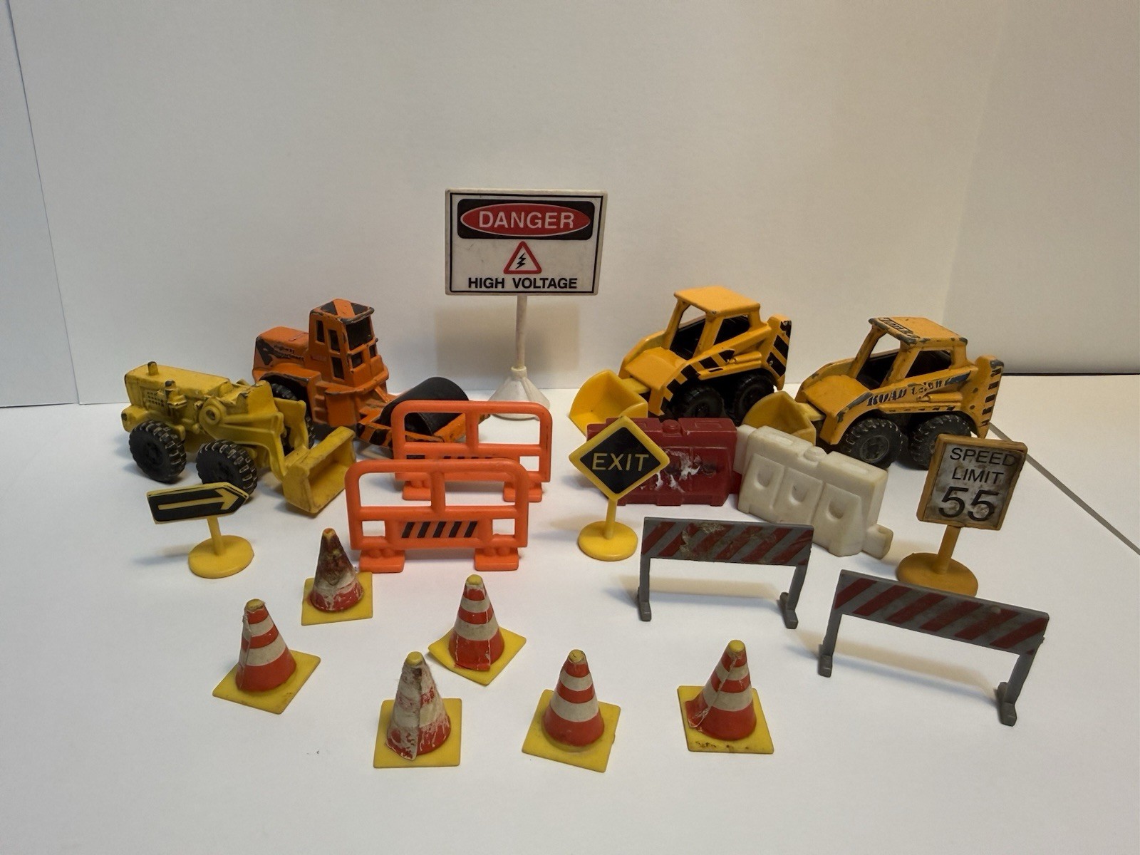 Construction 1:64 Diecast Vehicles & Road Signage/Cones