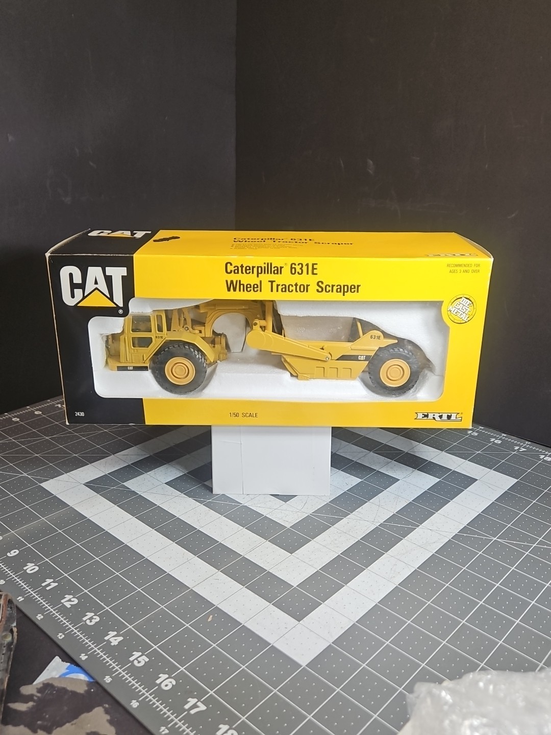 ERTL Caterpillar Cat 631E Wheel Tractor Scraper 1:50 Scale Model #2430 New