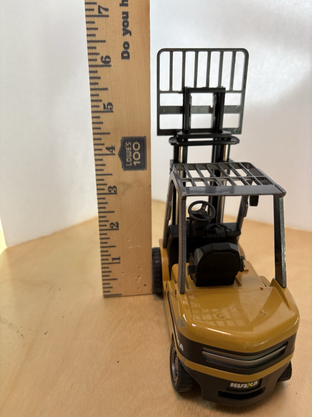 Huina 1:50 Diecast Fork Lift Truck Static Model Construction or Warehouse