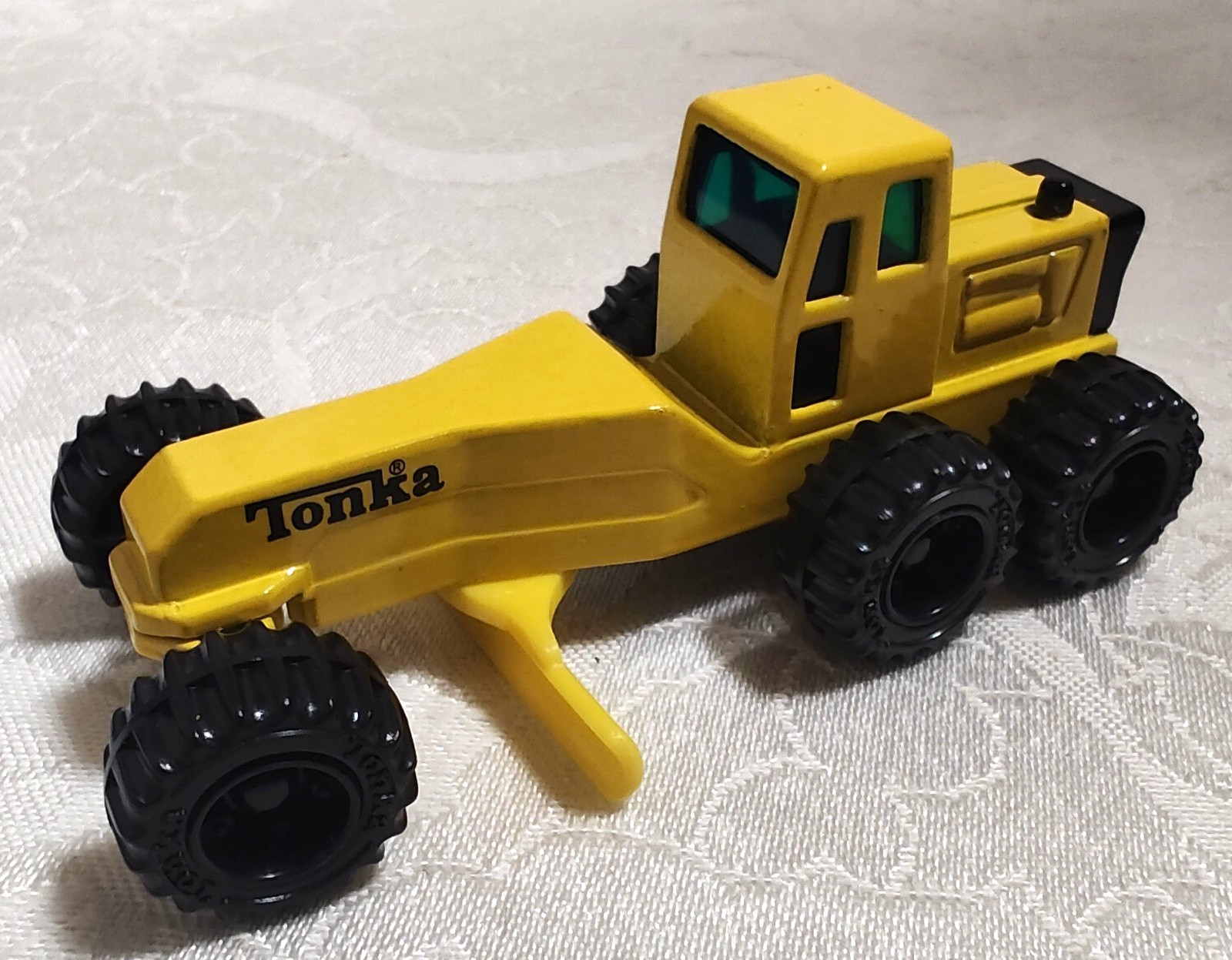 Vintage 1994 Tonka Diecast Metal Yellow Construction Road Grader 3.5&Prime; 1:64 Scale