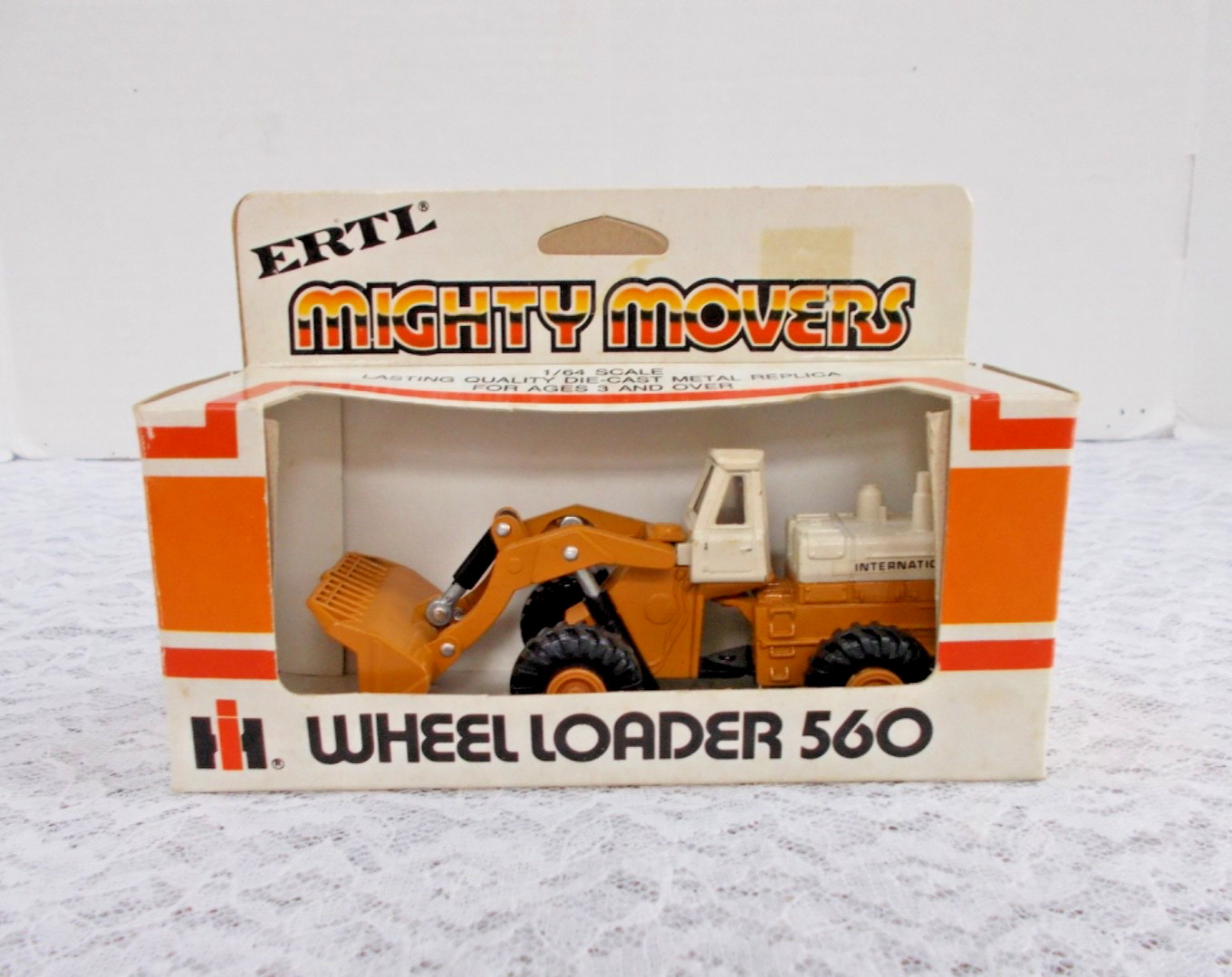 N.O.S. Ertl Mighty Movers Wheel Loader 560 1:64 Scale Diecast International