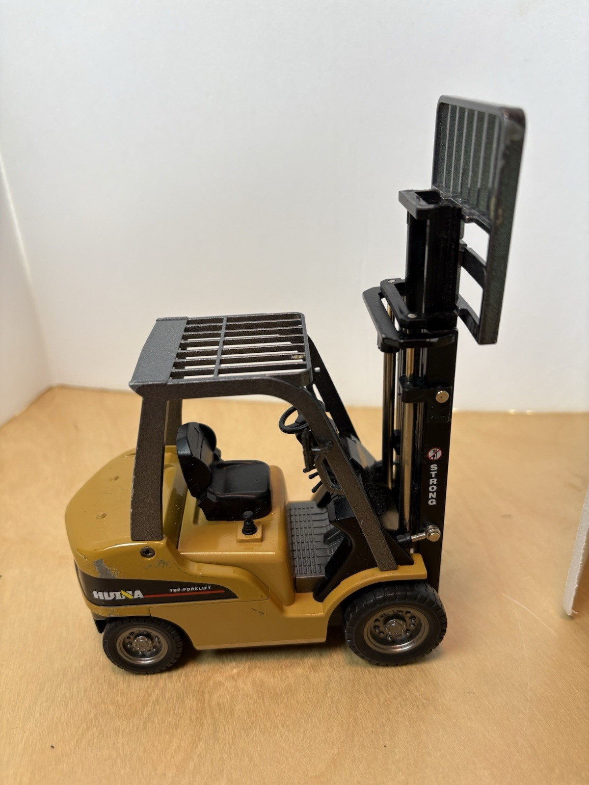 Huina 1:50 Diecast Fork Lift Truck Static Model Construction or Warehouse