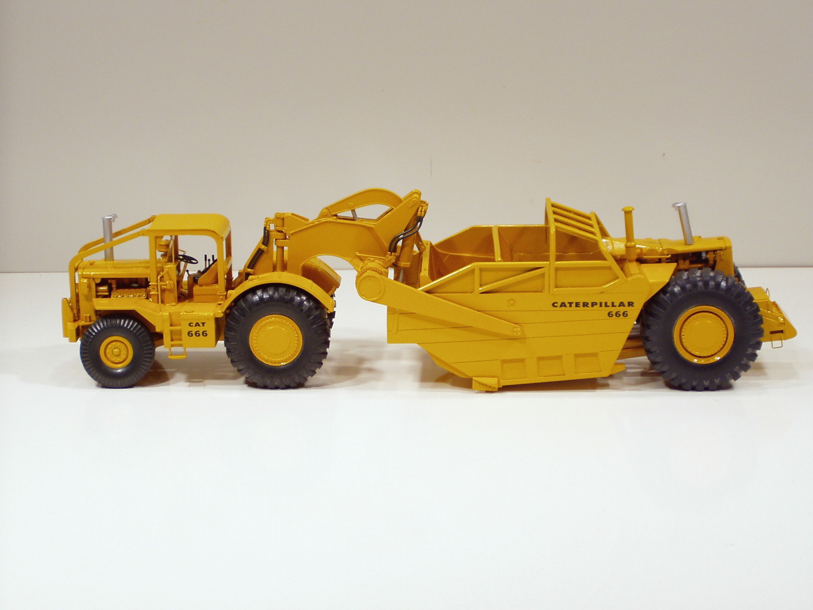 Caterpillar 666 Scraper w/ Long ROPS & High Sides – 1/50 – RR Models of France