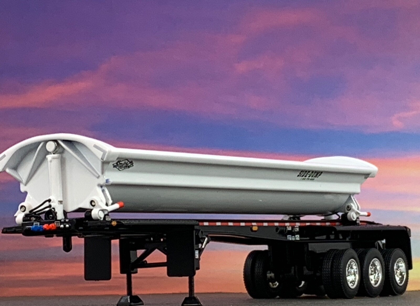 1/64 DCP WHITE/BLACK SMITHCO TRI-AXLE SIDE DUMP TRAILER