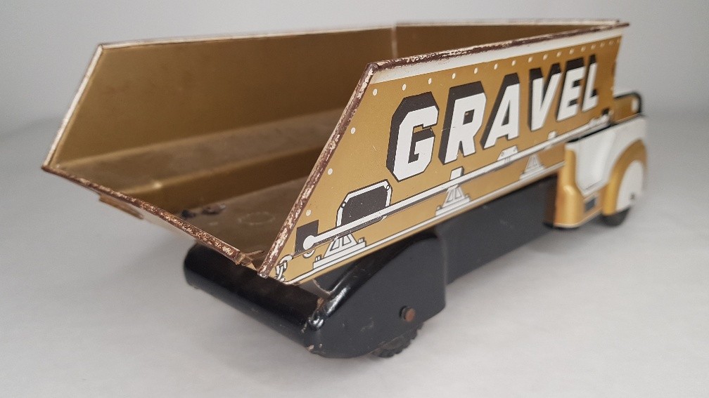 1940&rsquo;S / 50&rsquo;S MARX SAND & GRAVEL GOLD, WHITE & BLACK TIN LITHO DUMP TRUCK USA