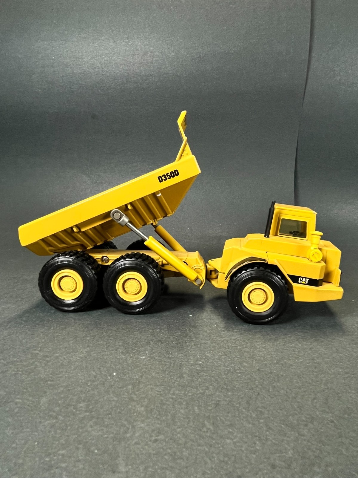 Norscot CAT D350D Articulated Truck 1:50 Die-Cast #55700 Caterpillar 1998 NIB