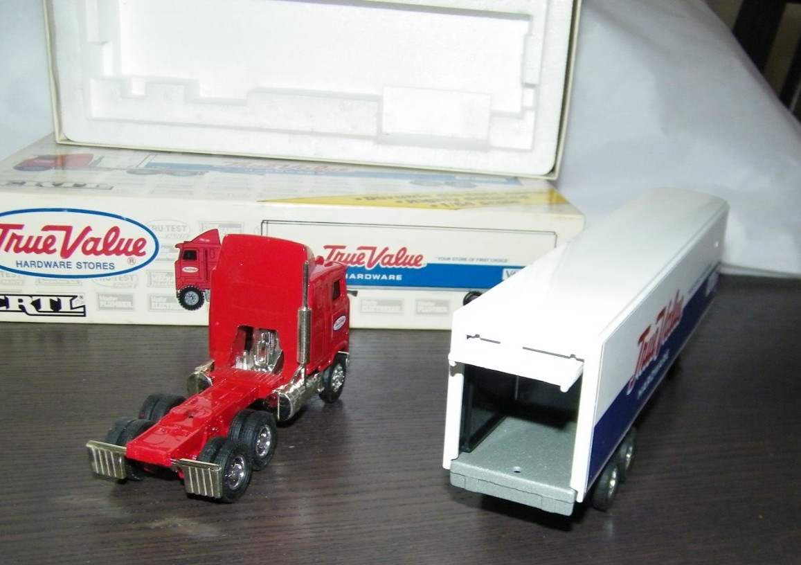 1993 Ertl True Value Hardware Cab Over With Trailer 1/64 New in Box 3855