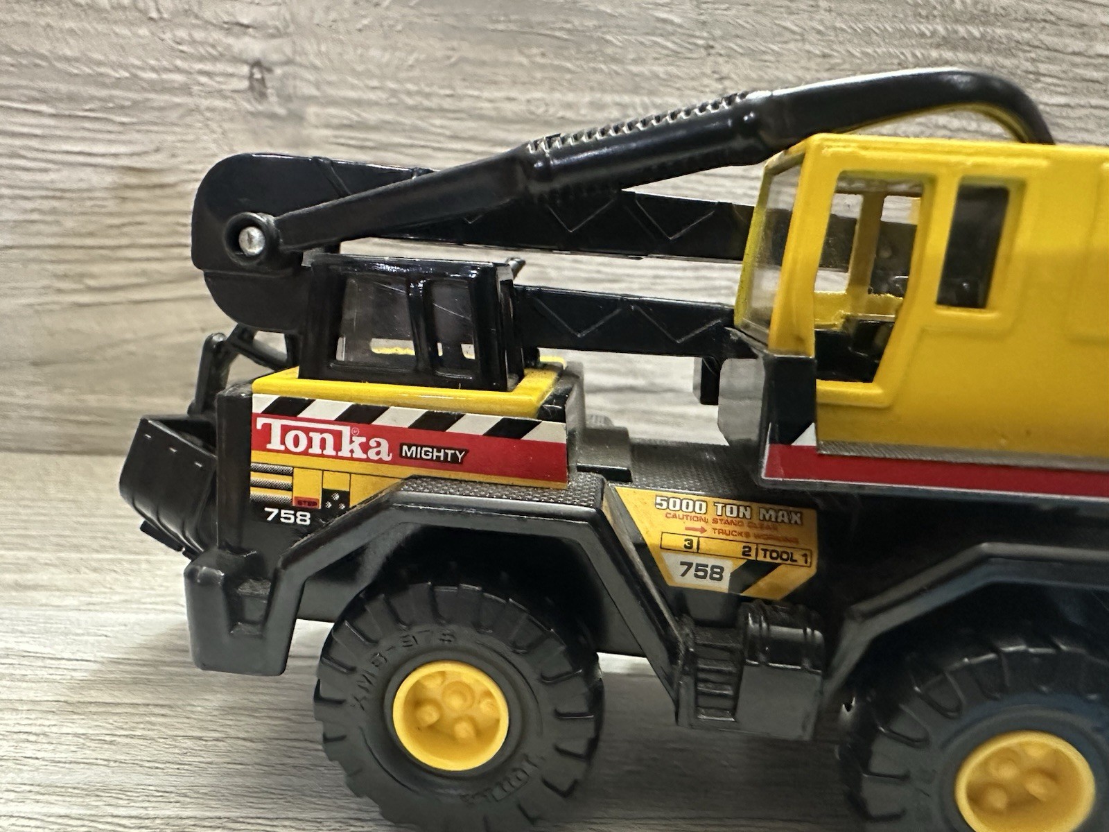 Vintage 1998 Maisto Mighty Mini Tonka 758 Swivel Bucket Crane 1:64 Truck 5.5” **
