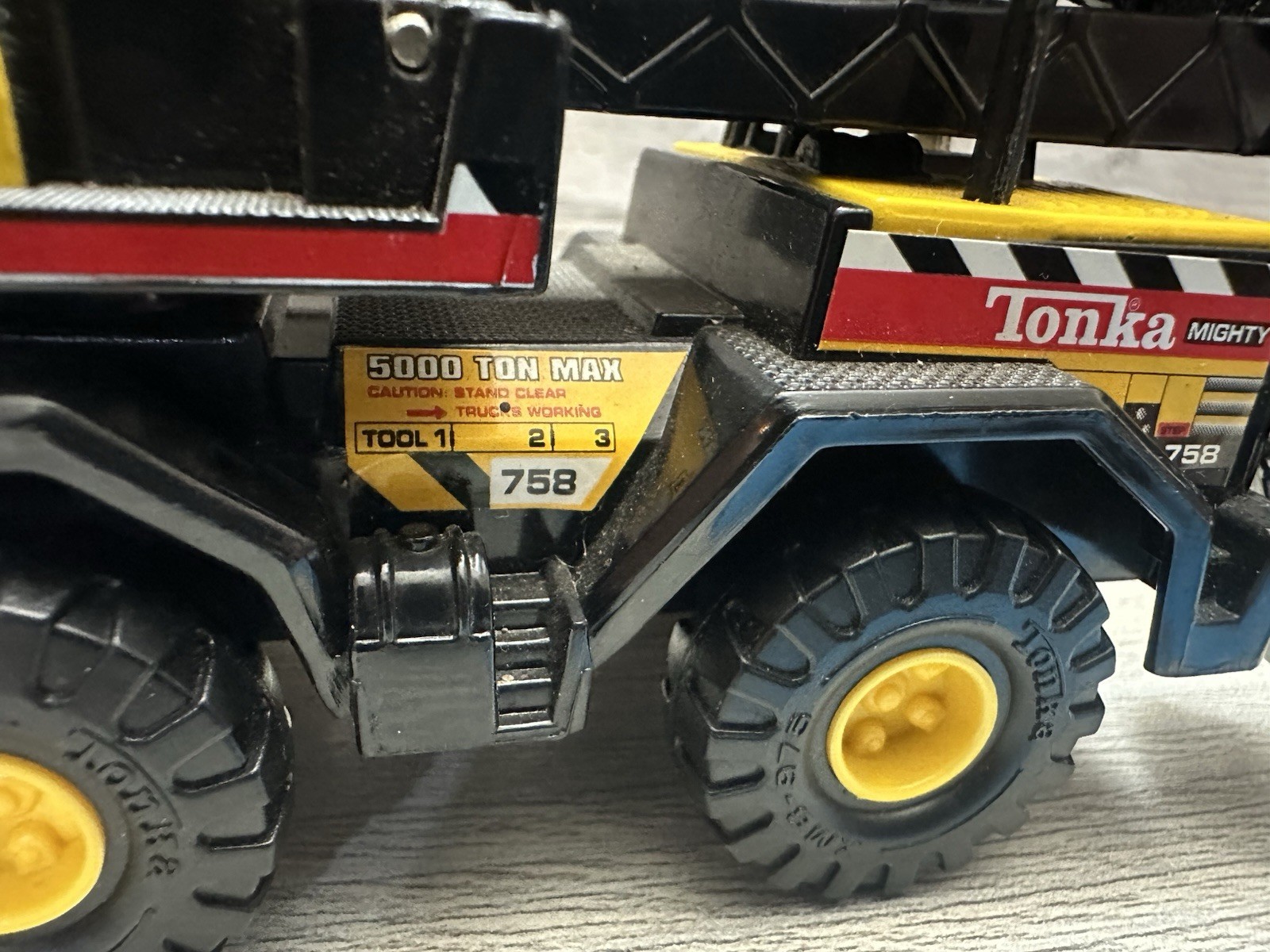 Vintage 1998 Maisto Mighty Mini Tonka 758 Swivel Bucket Crane 1:64 Truck 5.5” **