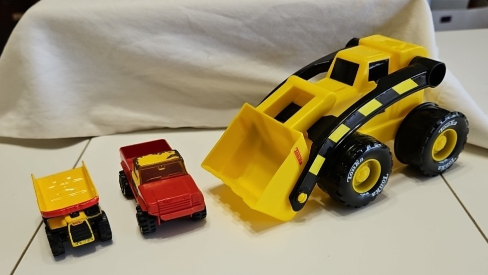 Tonka, 2007, Yellow, Plastic Front End Loader Tractor, Die Cast Red & Dump Truck