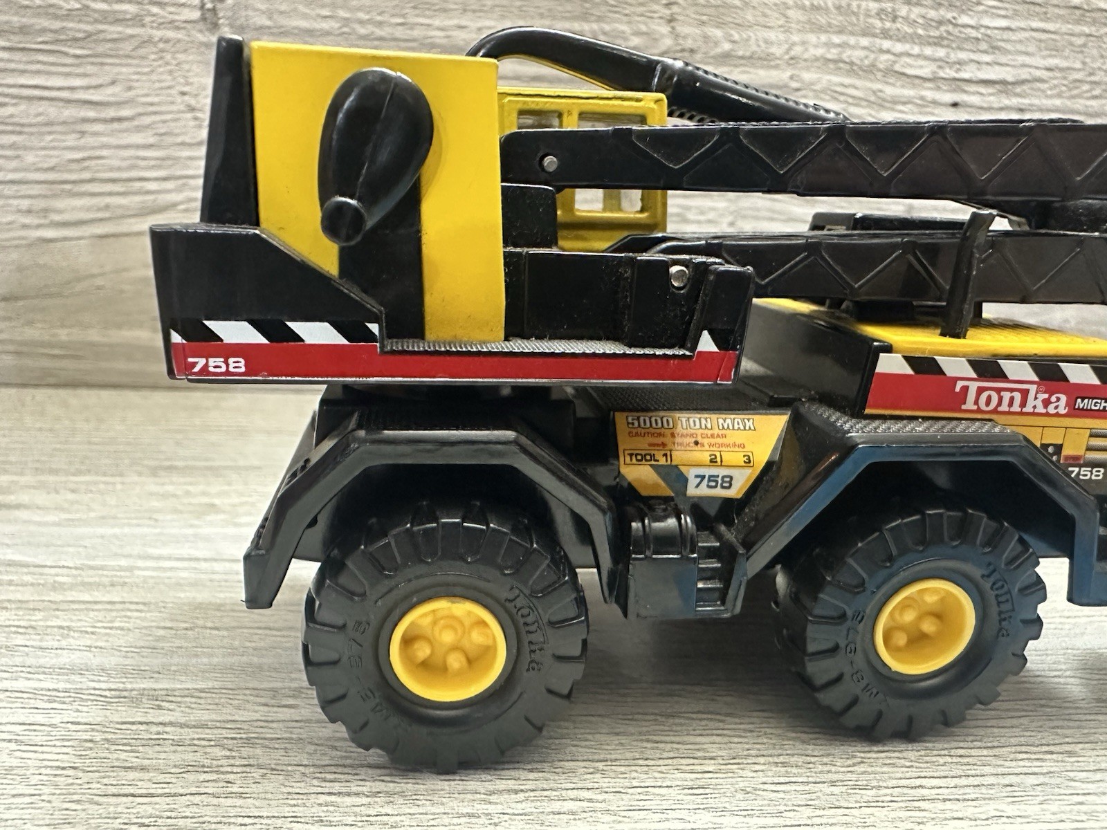 Vintage 1998 Maisto Mighty Mini Tonka 758 Swivel Bucket Crane 1:64 Truck 5.5” **