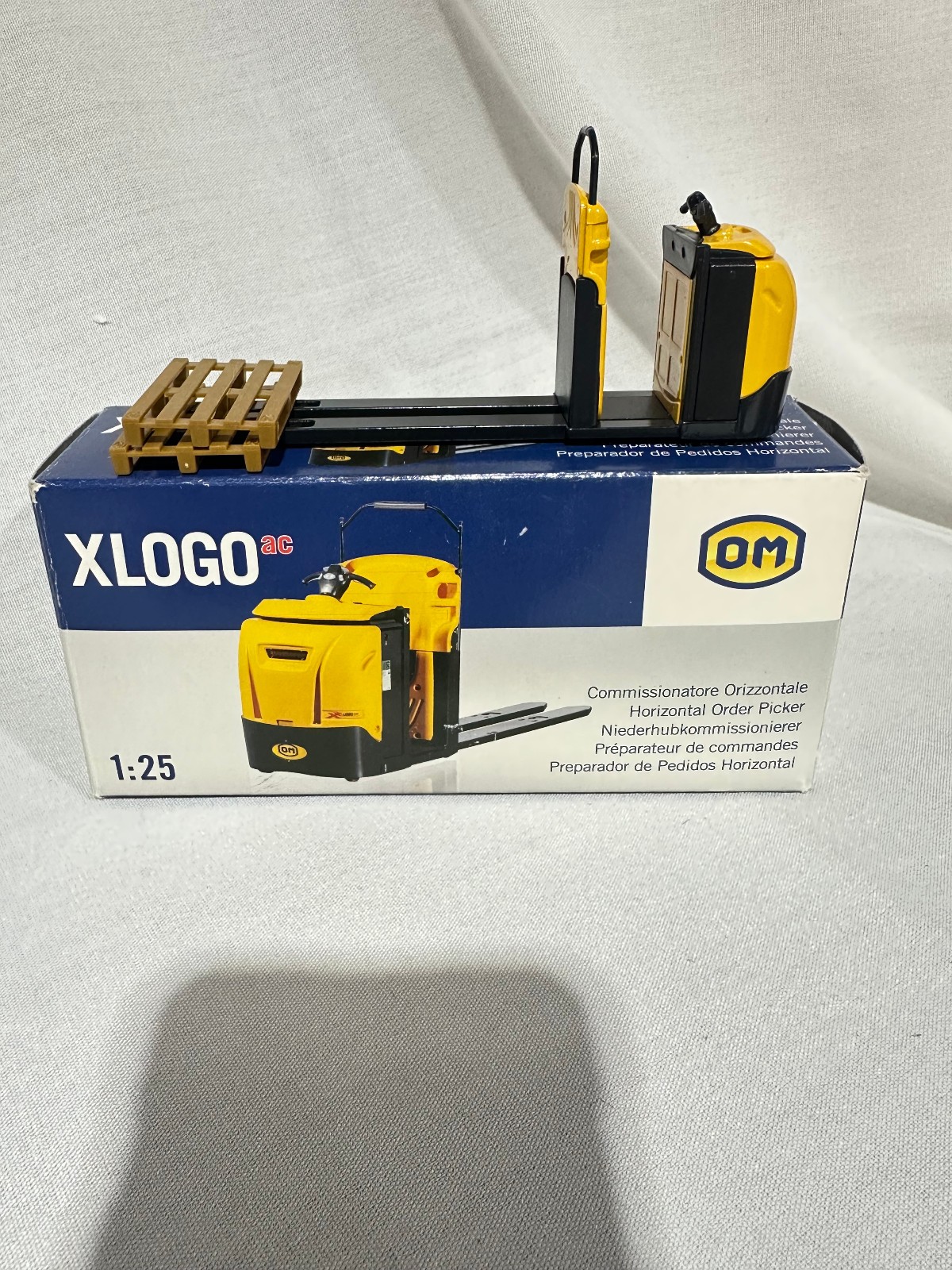 OM Xlogo AC Horizontal Order Picker By Old Cars 1/25th Scale