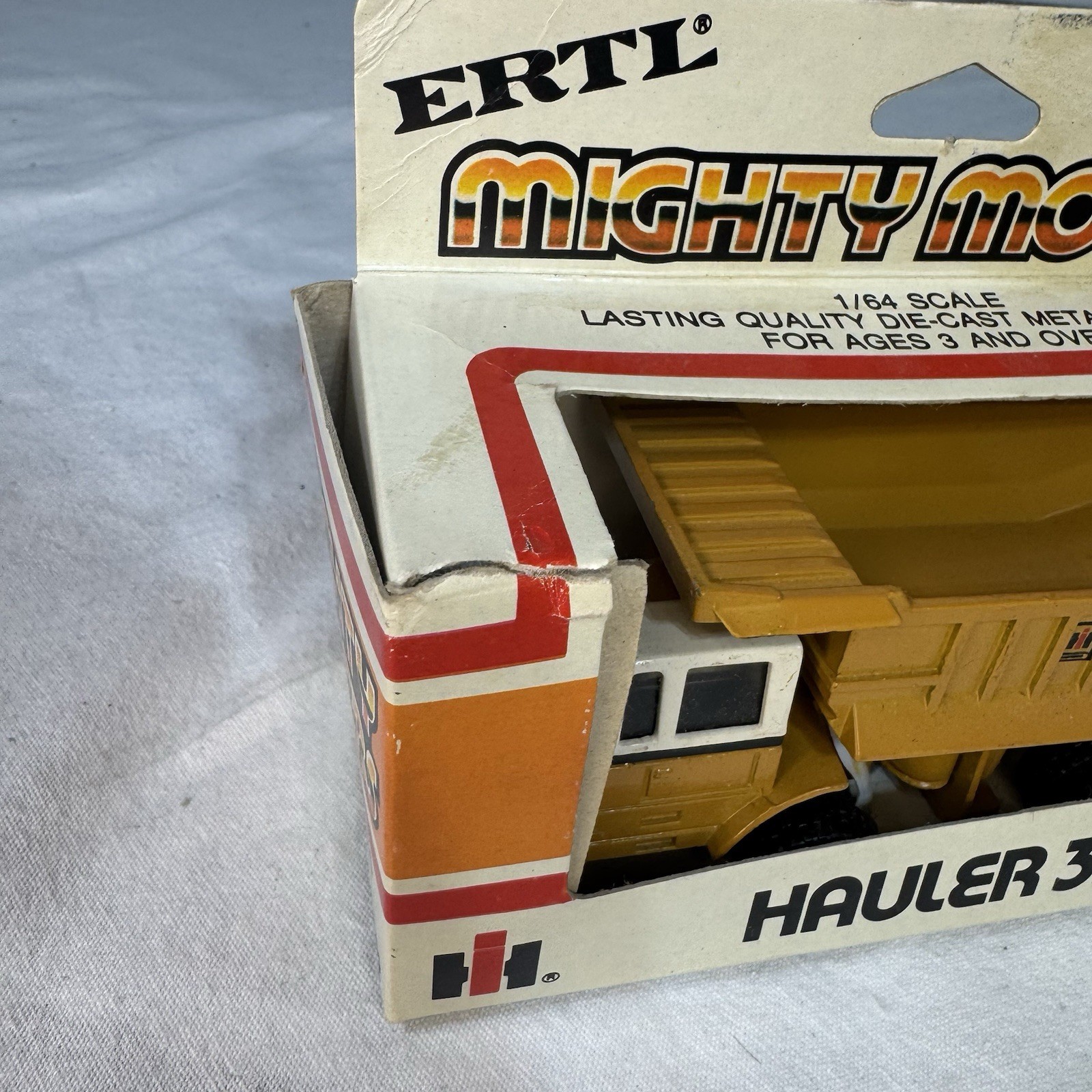 NEW Vintage ERTL MIGHTY MOVERS 1/64 SCALE International IH HAULER 350 #1852 NIB