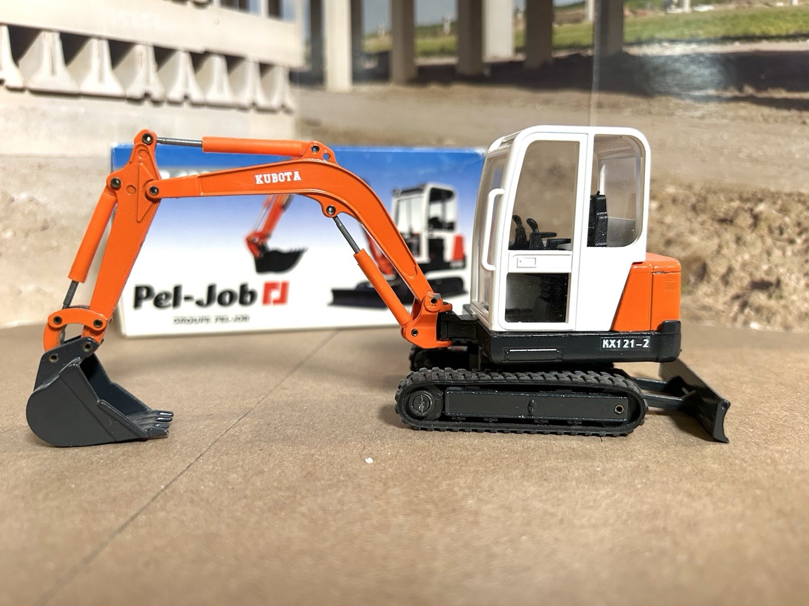 Pel Job 1/35 Scale CEF 329 EB 406 Mini-Excavator (Restyled with « Kubota » Decals)