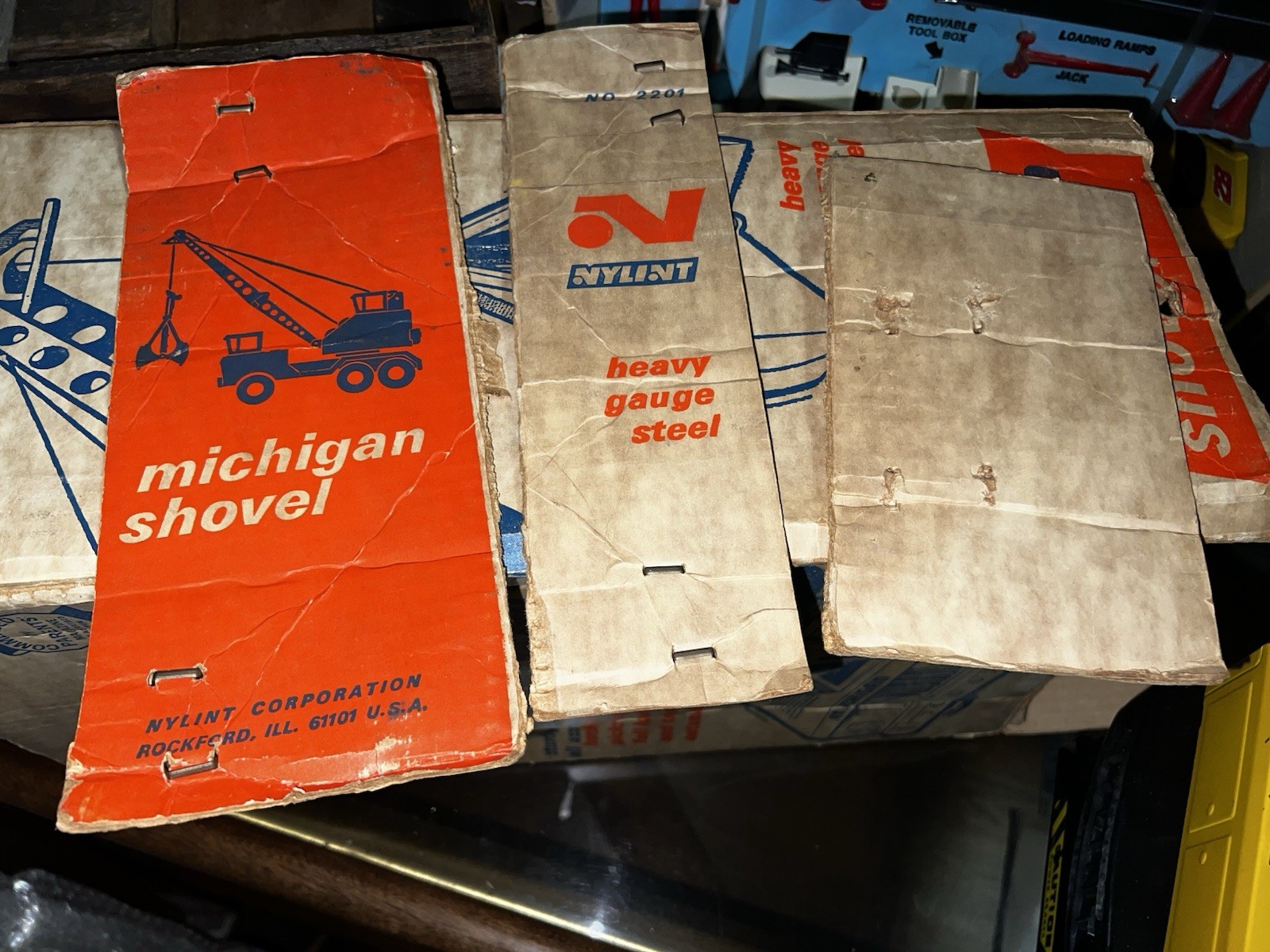 vintage 1968/70 Nylint Michigan Shovel Crane #2201 w orig box & magnet 18” L