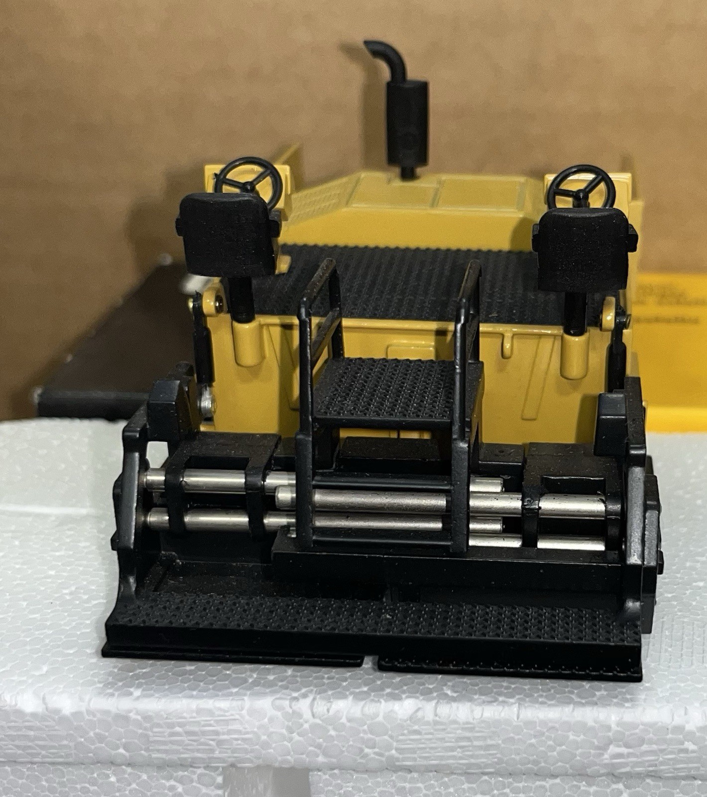 NZG Caterpillar AP 1000 Asphalt Paver 1/50 NIB