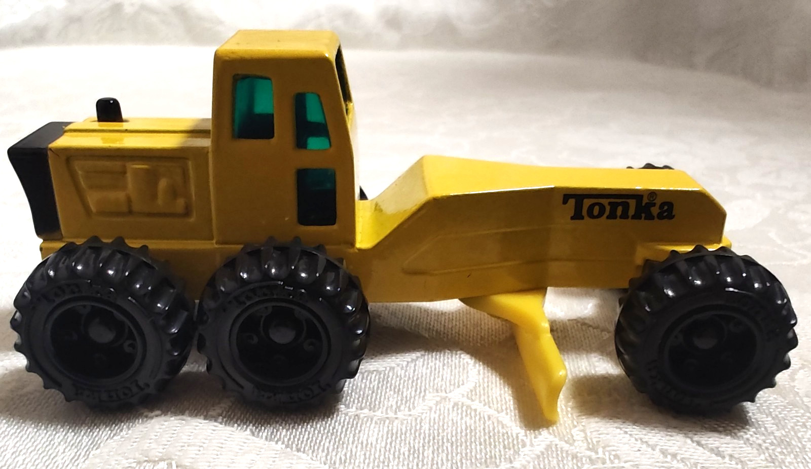 Vintage 1994 Tonka Diecast Metal Yellow Construction Road Grader 3.5&Prime; 1:64 Scale