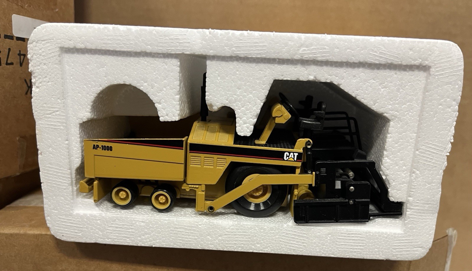 NZG Caterpillar AP 1000 Asphalt Paver 1/50 NIB