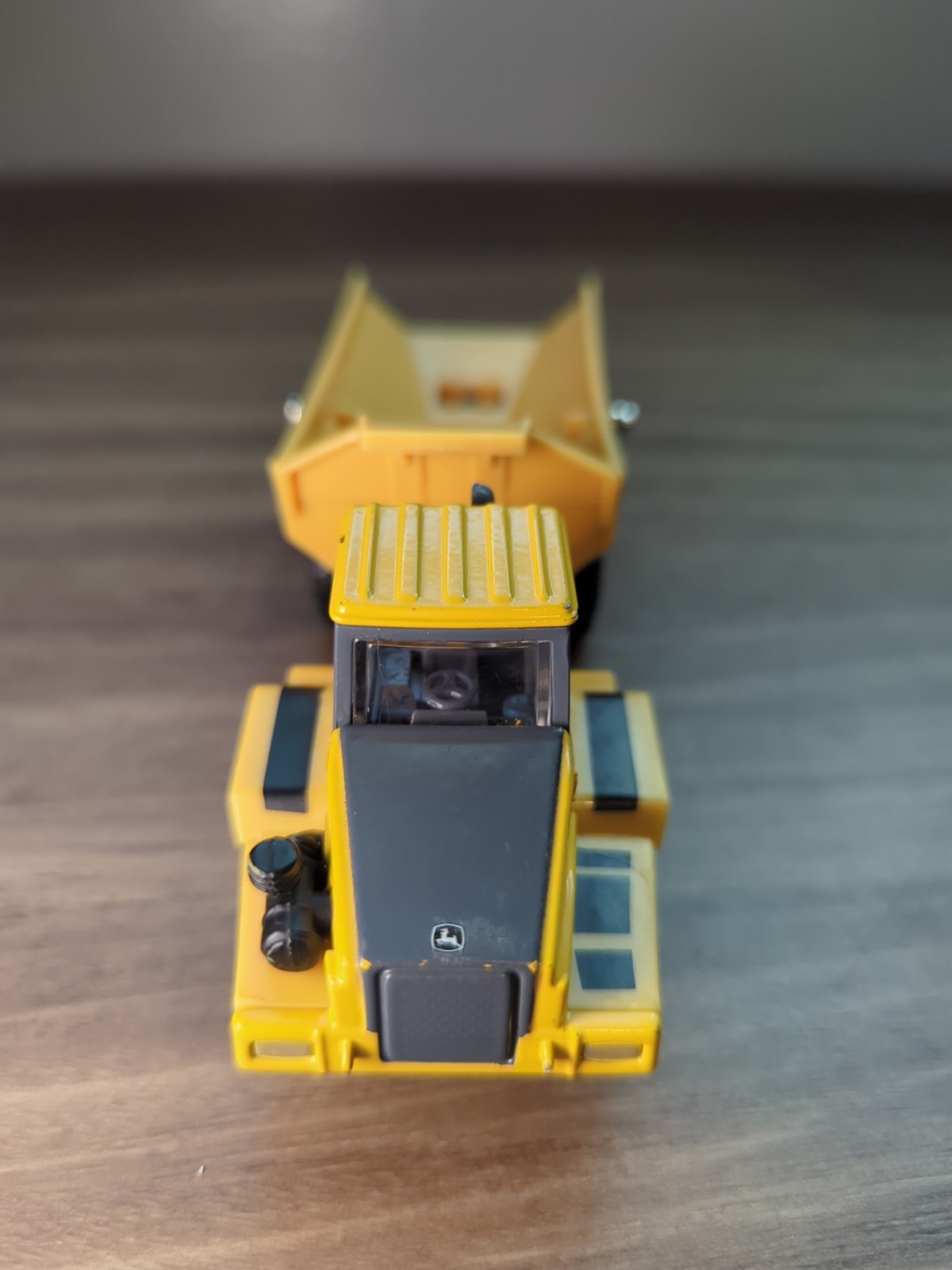 Tomy John Deere articulated dump truck 5.5&Prime; Long 1/64 scale diecast plastic Gold