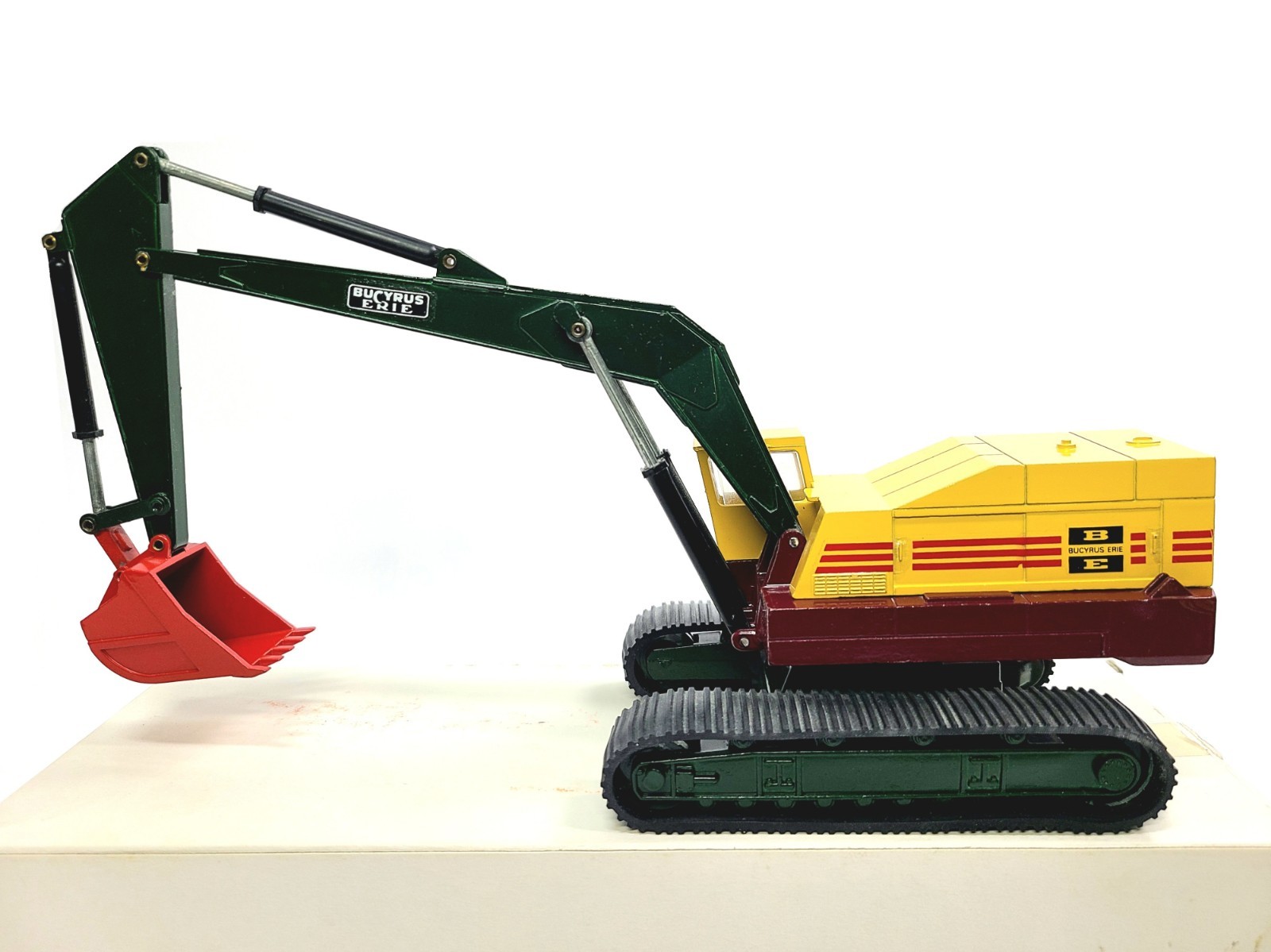 Bucyrus-Erie 40-H Excavator with Red Bucket NZG 1:50 Scale Diecast Model #139.2
