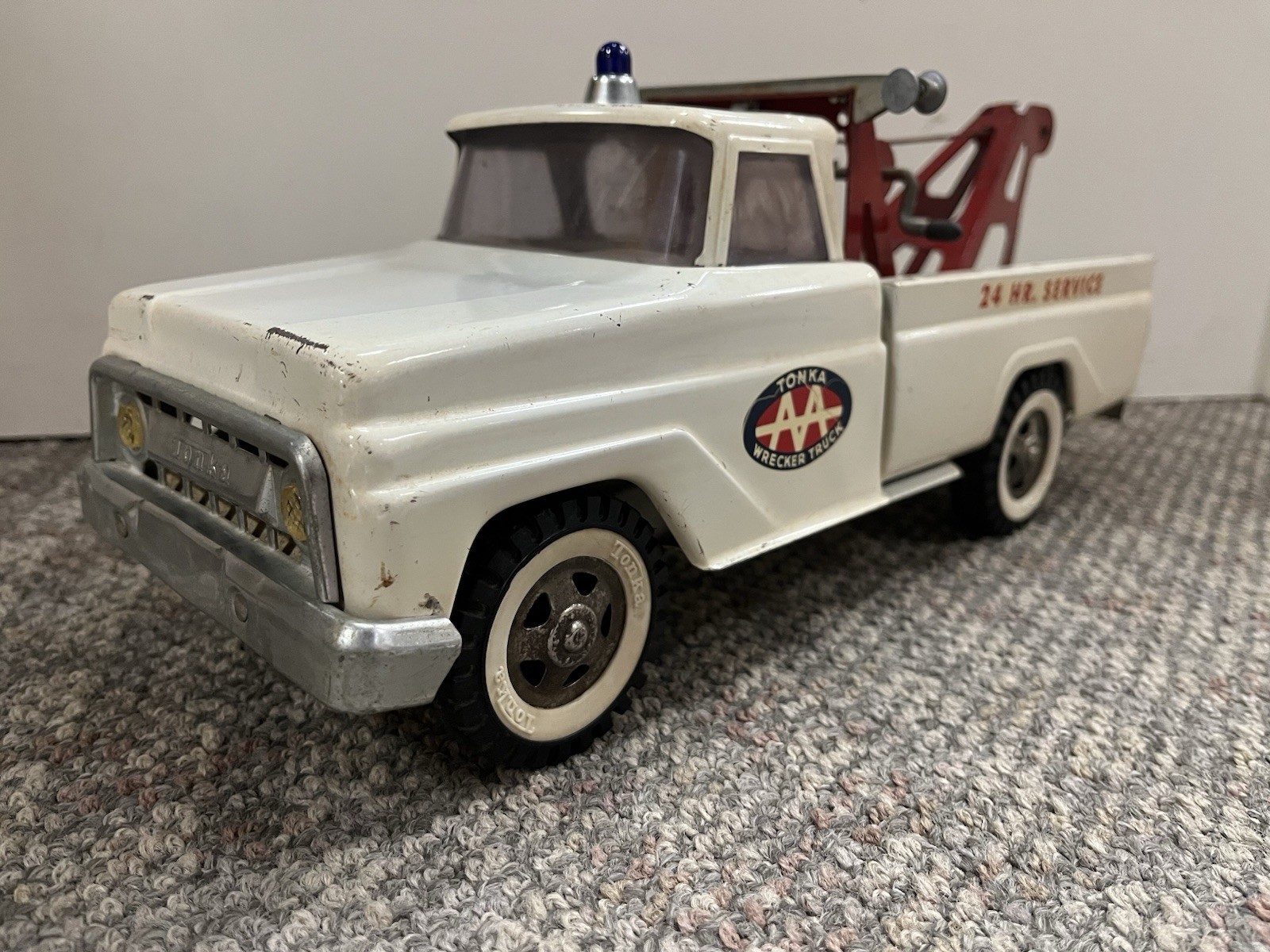* VINTAGE TONKA AA WRECKER TRUCK PRESSED STEEL VINTAGE WHITE/RED 14 INCHES *SS