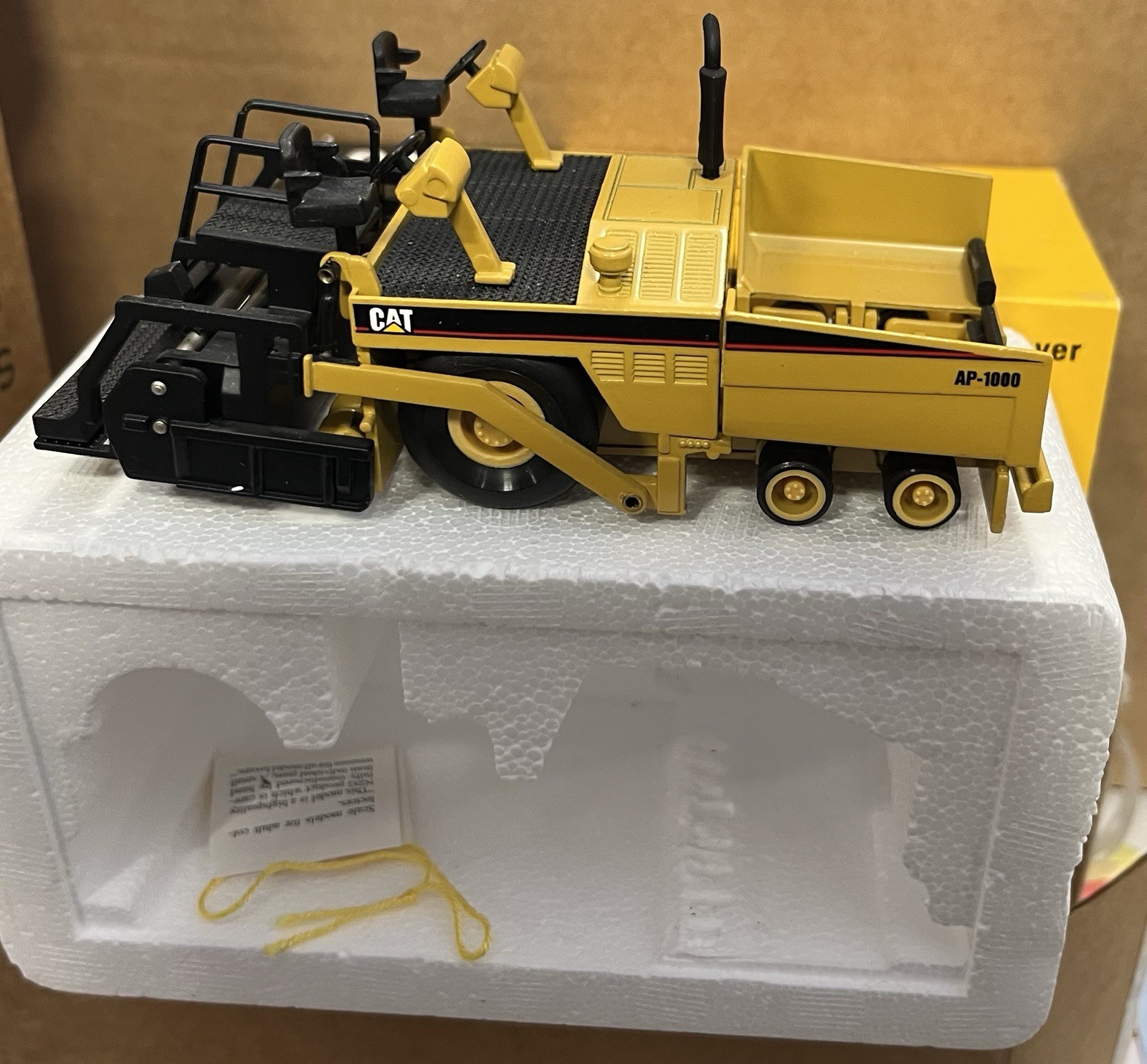 NZG Caterpillar AP 1000 Asphalt Paver 1/50 NIB
