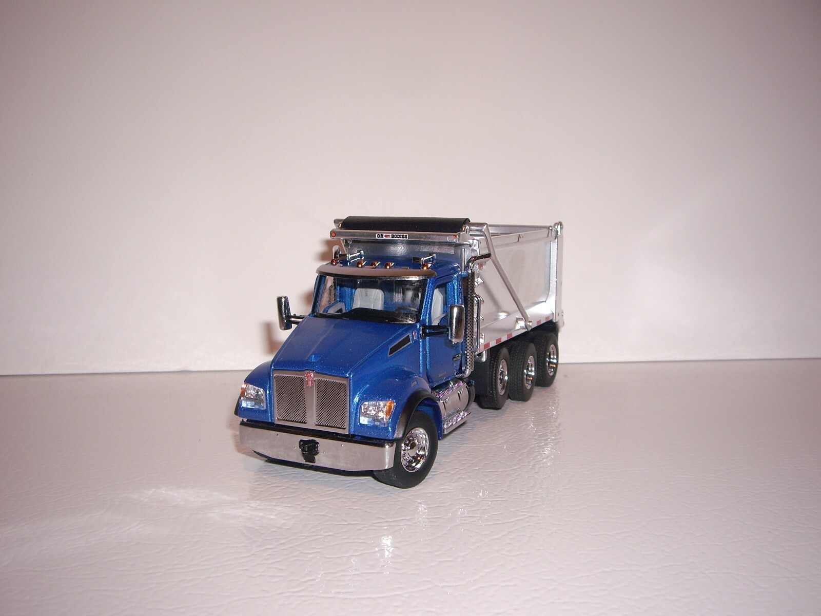 DIECAST MASTER 1/50 KW T880S SFFA TRI-AXLE OX BODIES DUMP TRUCK FIRST GEAR