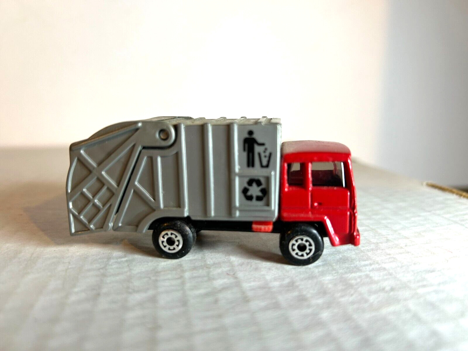 Matchbox/Superfast #58 C.O.E. Refuse Truck « Red & Gray » Close to H.O. Scale