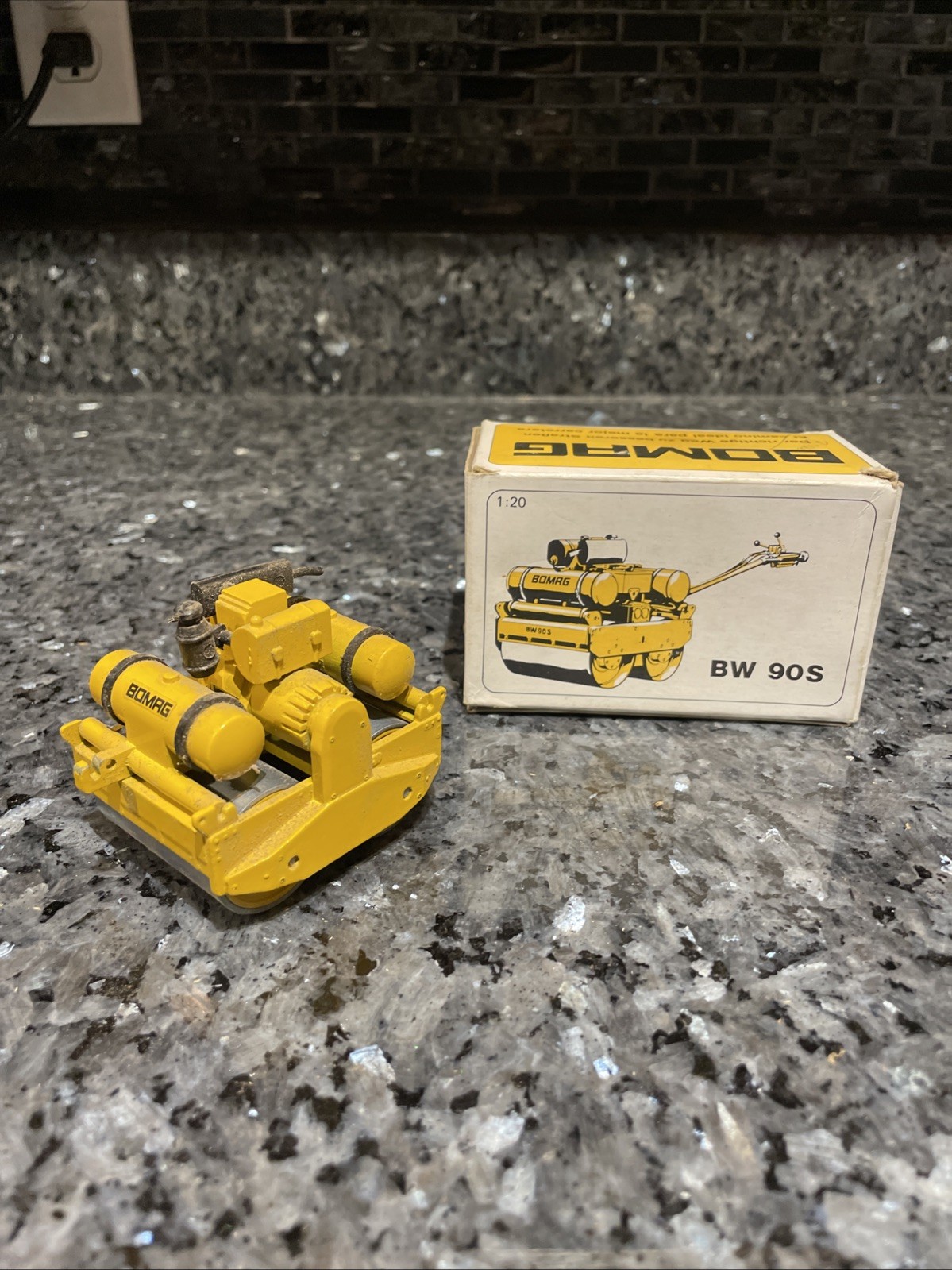 NZG Bomag BW 90 S Double Drum Roller 1:20 Scale Die Cast Read