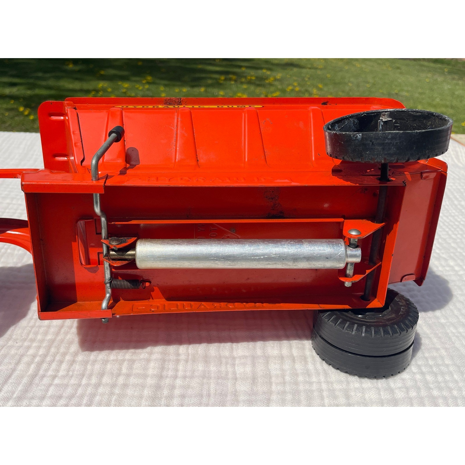 1959 – 1962 NYLINT #4600 Hydraulic Dumper Toy Hydraulic Dump Piston Works
