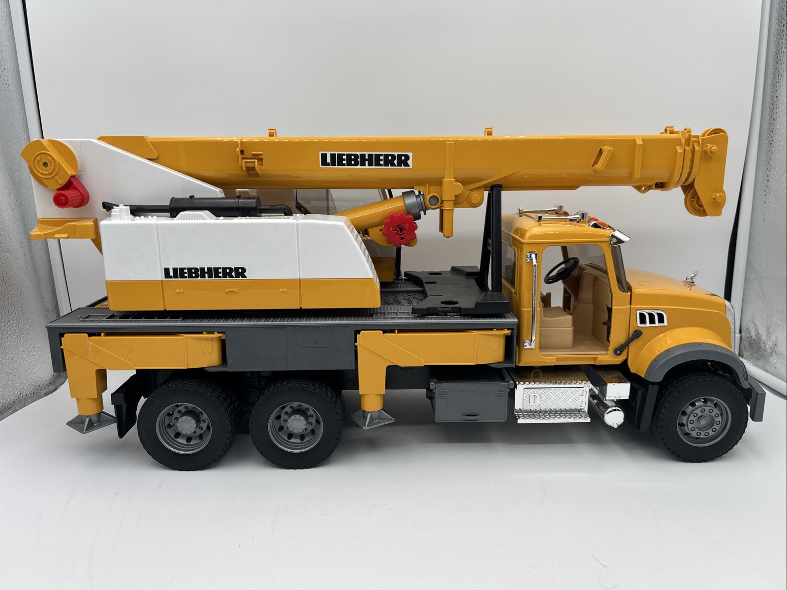 02818 Mack Granite Liebherr Crane Truck 26&Prime; Bruder 4 feet 360 degree 1:16 Works