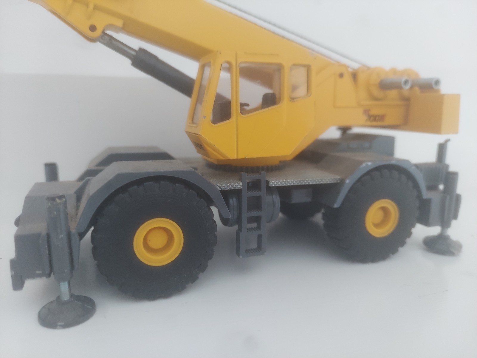 NZG Grove RT700E Crane Limited Edition #530 1:87 Scale Read Description