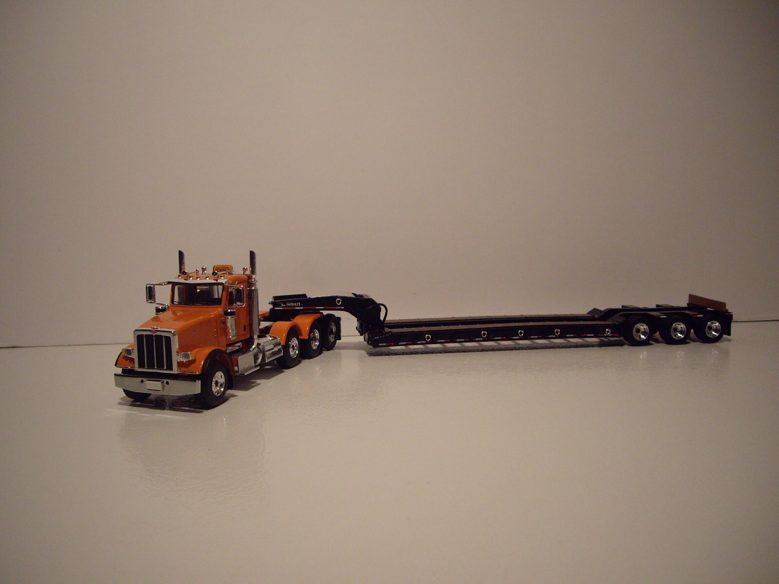 FIRST GEAR 1/50 ORANGE TRI-AXLE PETE 367 & BLACK TRI-AXLE LOWBOY DIECAST MASTERS