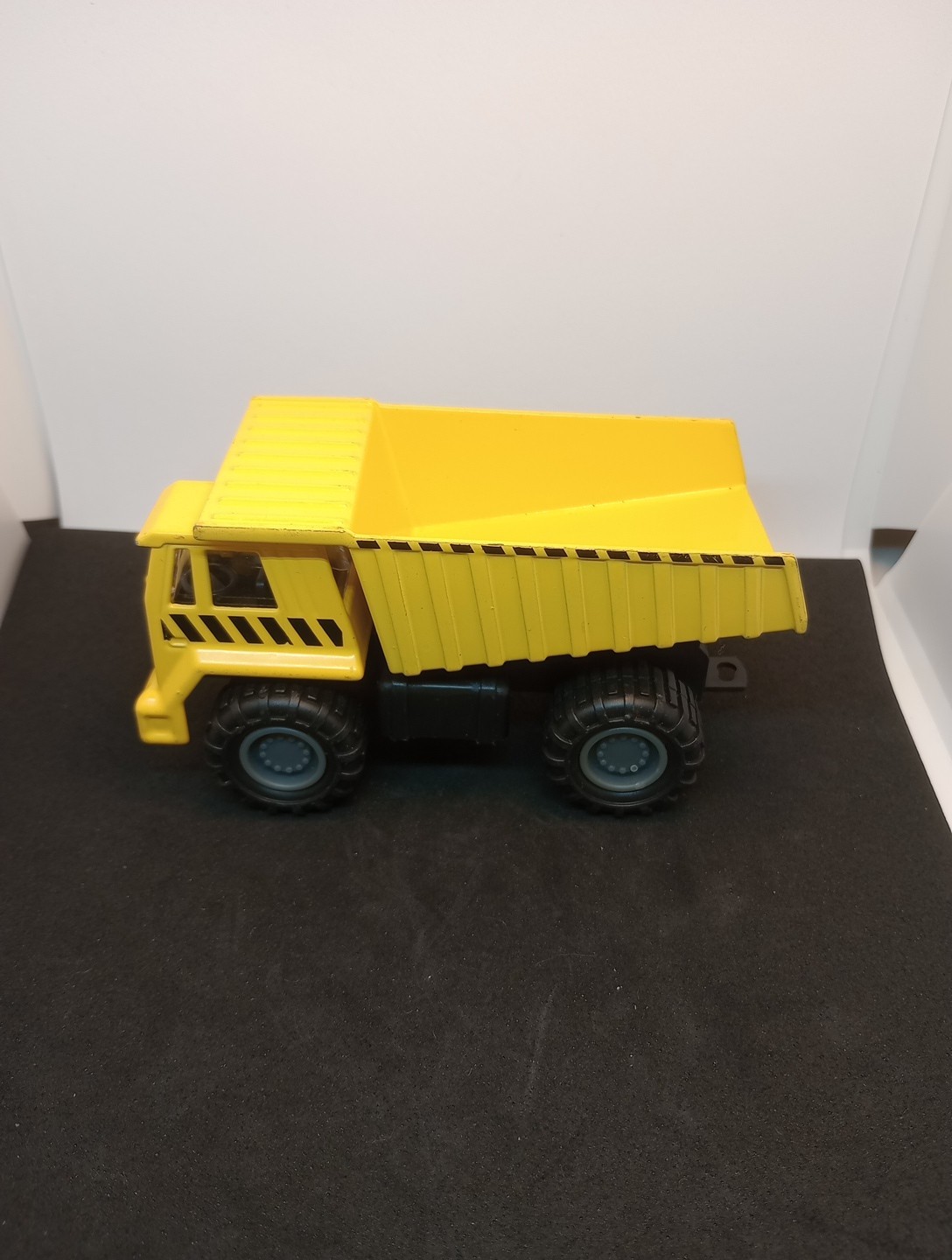 Die-Cast Dump Truck working Bucket 5&Prime; L Yellow Heavy Duty