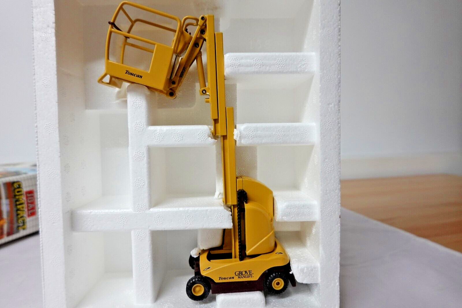 JOAL 158 GROVE TOUCAN HYDRAULIC AERIAL WORK PLATFORM 1:25 SCALE N.I.B.