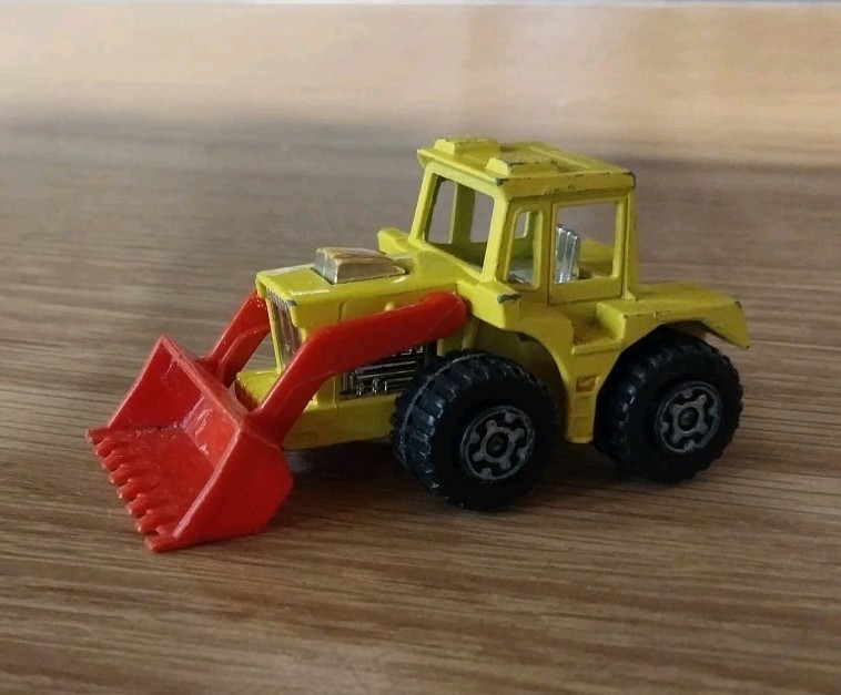 1976 Matchbox Superfast No. 29 Tractor Shovel Die-Cast Macau
