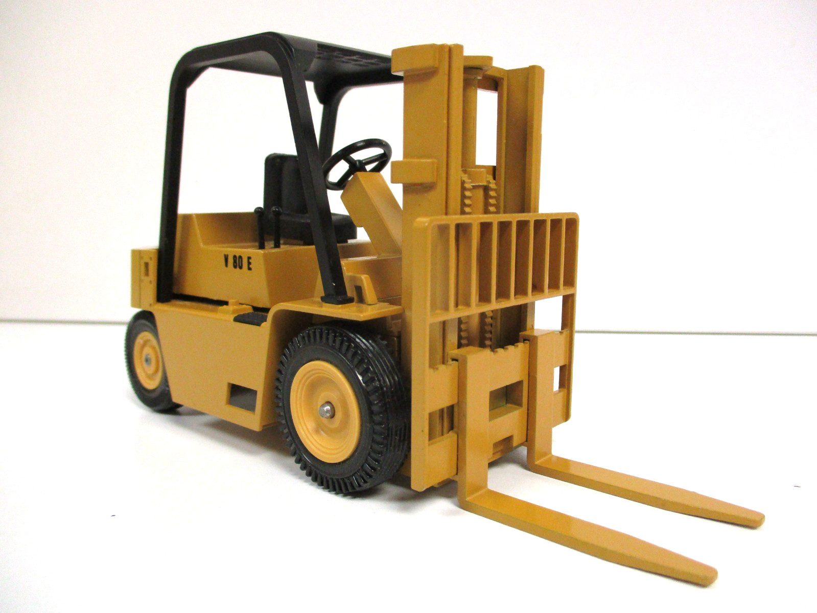 VINTAGE NZG – CATERPILLAR / CAT V 80 E V80E FORK LIFT TRUCK – 1/25 DIECAST