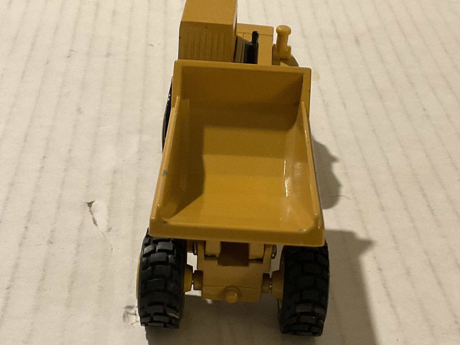 ERTL Caterpillar CAT D25D Dump Truck Road Construction die cast 1:64