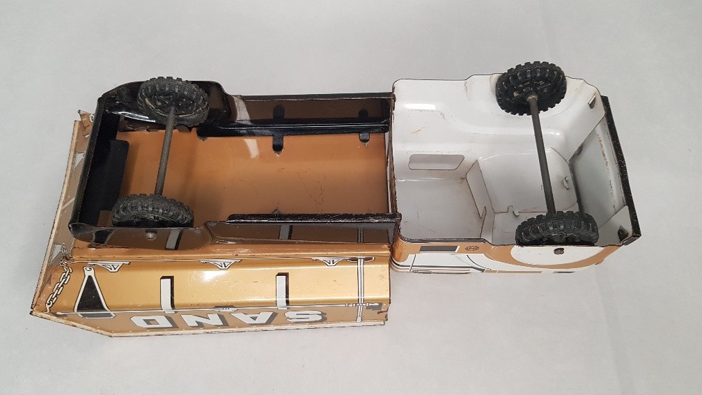 1940&rsquo;S / 50&rsquo;S MARX SAND & GRAVEL GOLD, WHITE & BLACK TIN LITHO DUMP TRUCK USA