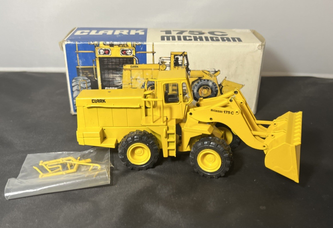 Clark Michigan 175C Loader – 1/50 – Conrad #2885