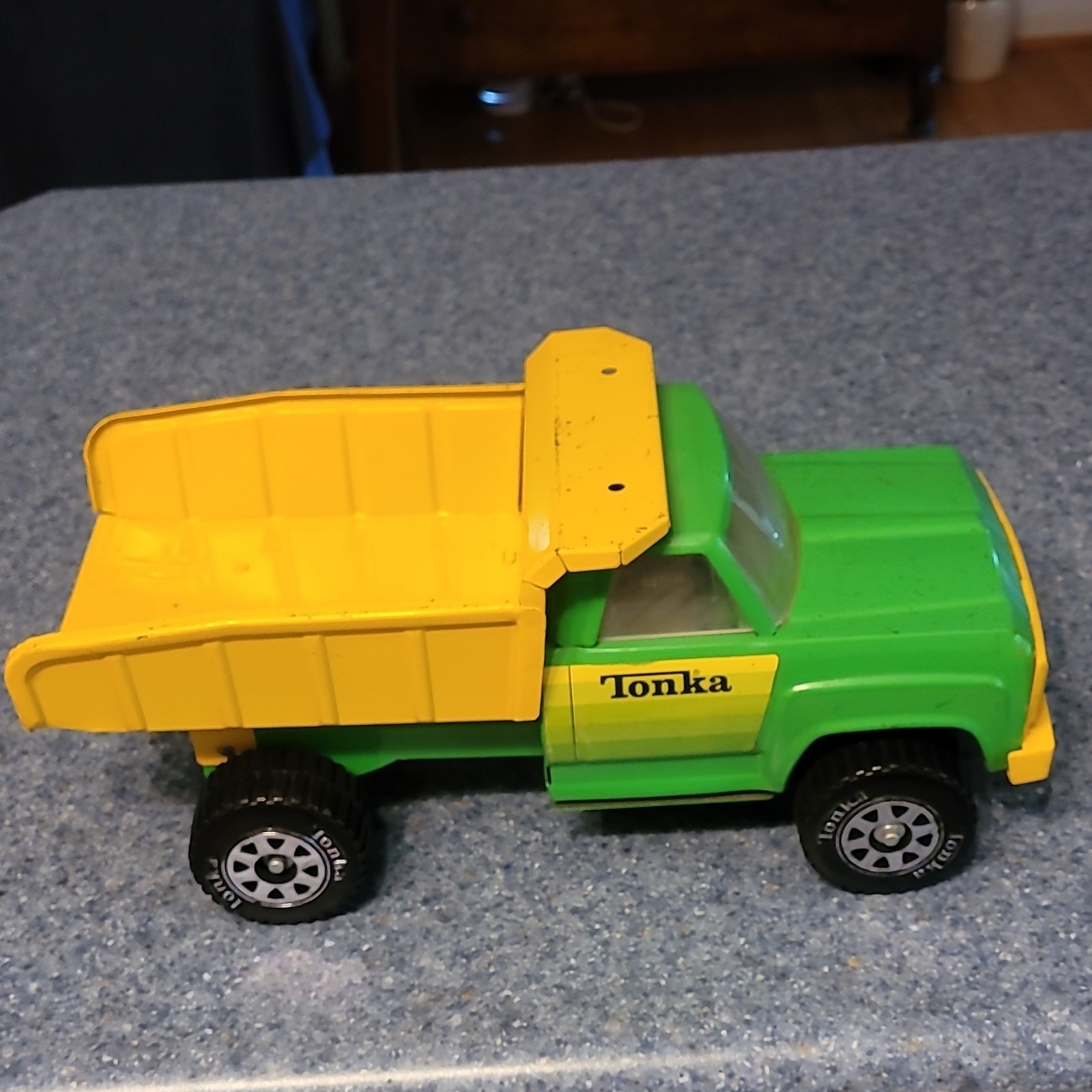 Tonka 13190 Green & Yellow Dump Truck Construction Toy Pressed Steel 1:18 Scale