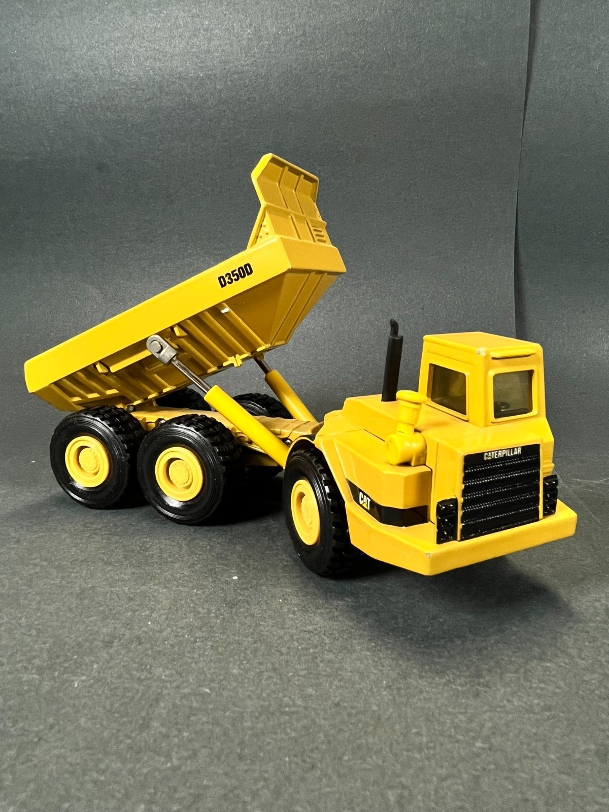 Norscot CAT D350D Articulated Truck 1:50 Die-Cast #55700 Caterpillar 1998 NIB