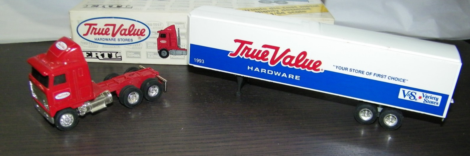 1993 Ertl True Value Hardware Cab Over With Trailer 1/64 New in Box 3855