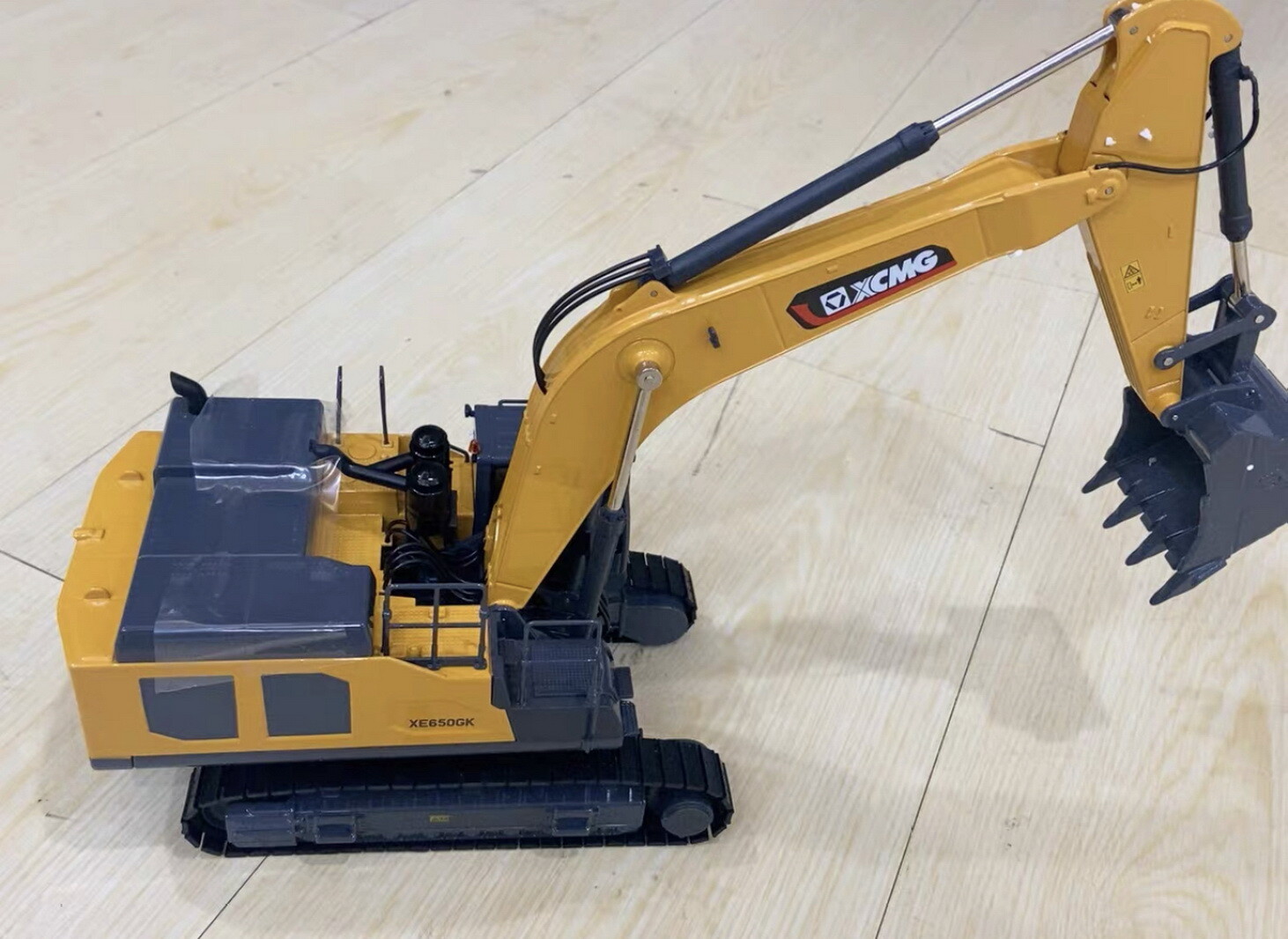 1/30 Scale XCMG XE650GK Large Hydraulic Excavator Diecast Model Toy Gift
