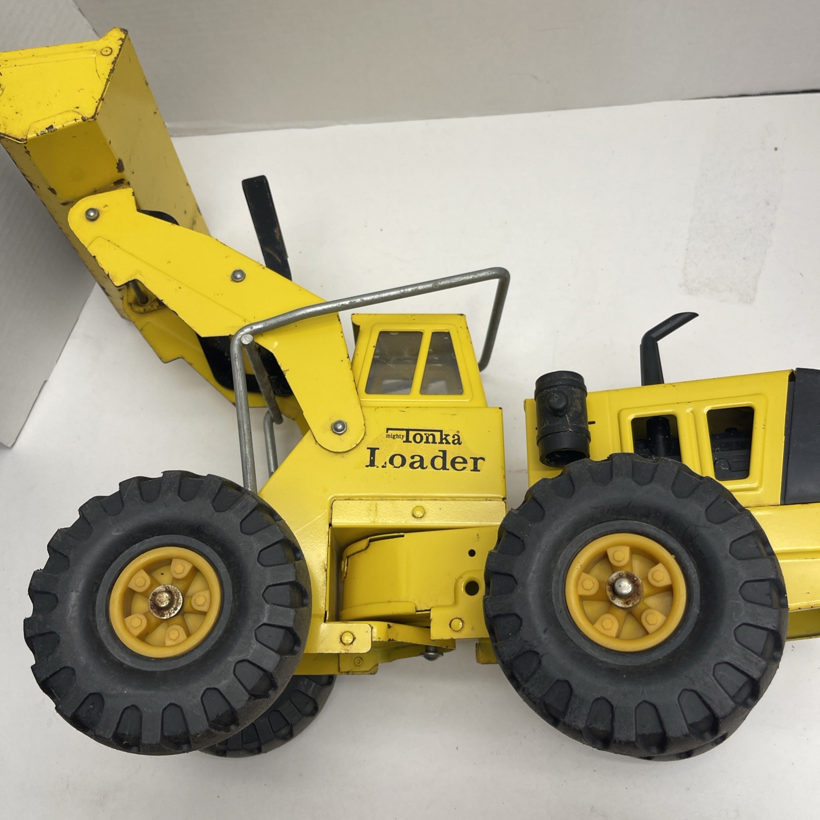 1967 Mighty Tonka Loader (1909) COMPLETE and WORKS NOT BAD!!!