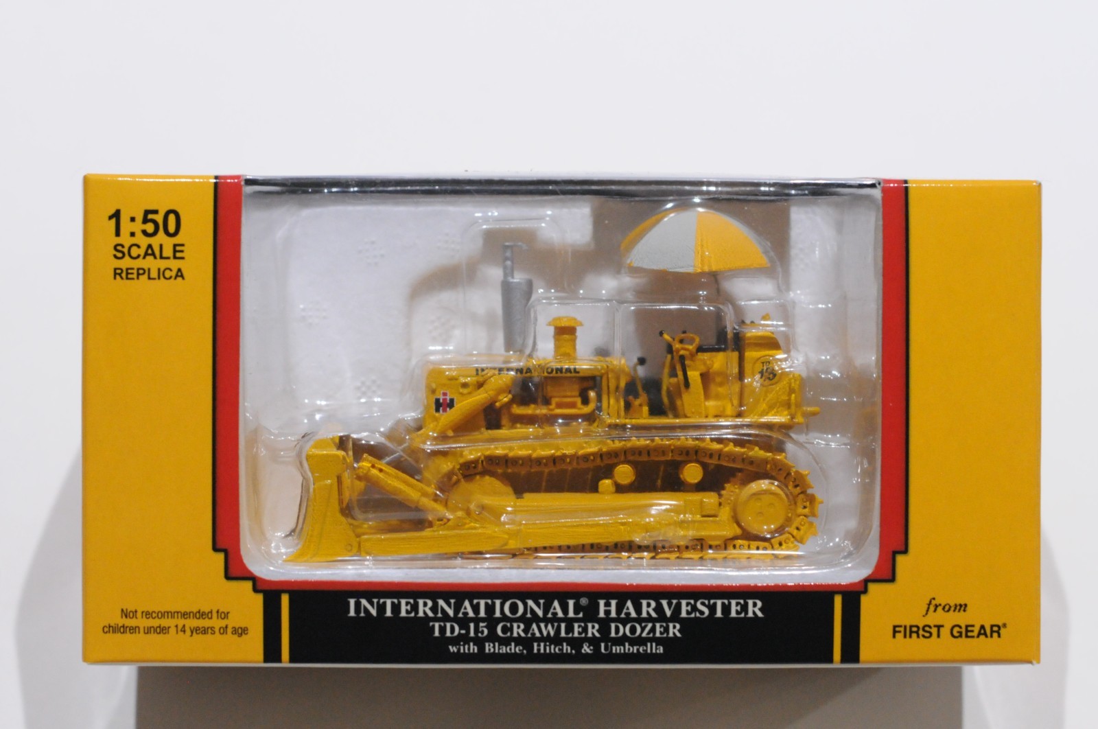 FIRST GEAR IH TD-15 CRAWLER DOZER WITH BLADE,HITCH, UMBRELLA SCALE 1:50 DIECAST