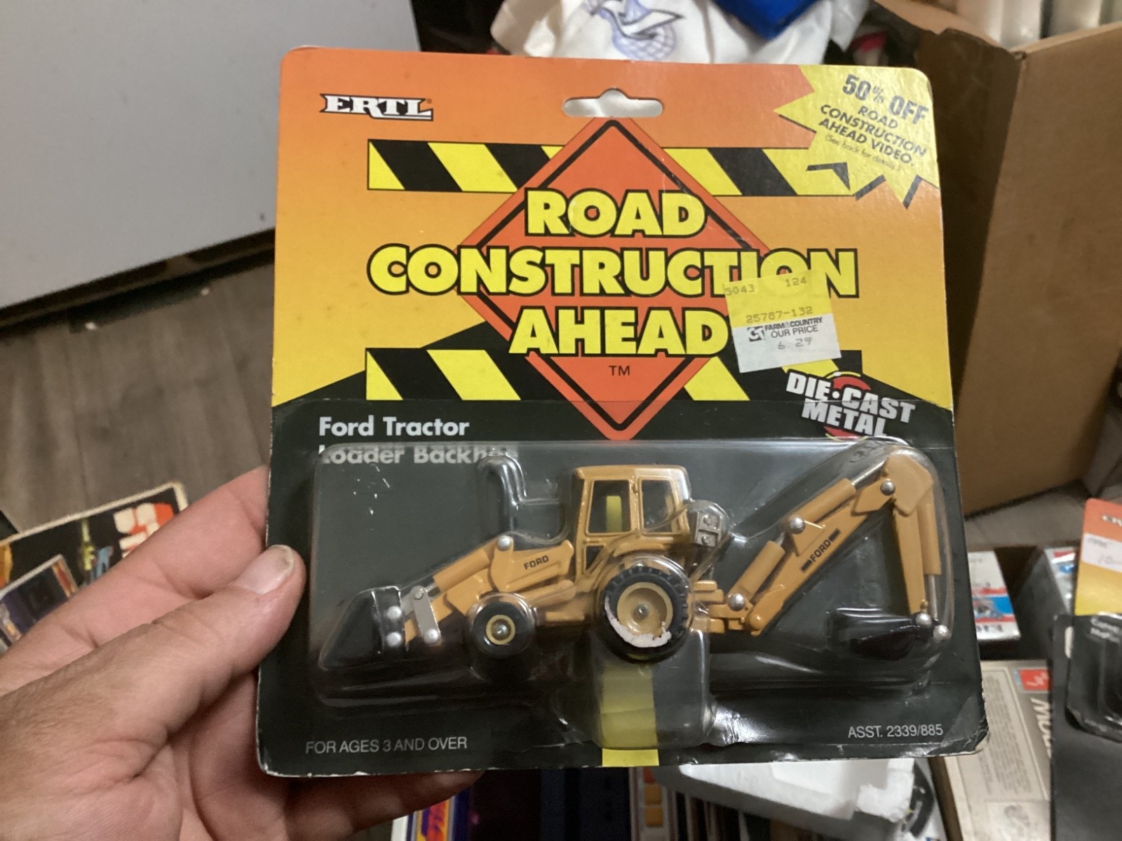 1995 ERTL « ROAD CONSTRUCTION AHEAD » « FORD TRACTOR LOADER BACKHOE » – NEW IN BOX~!